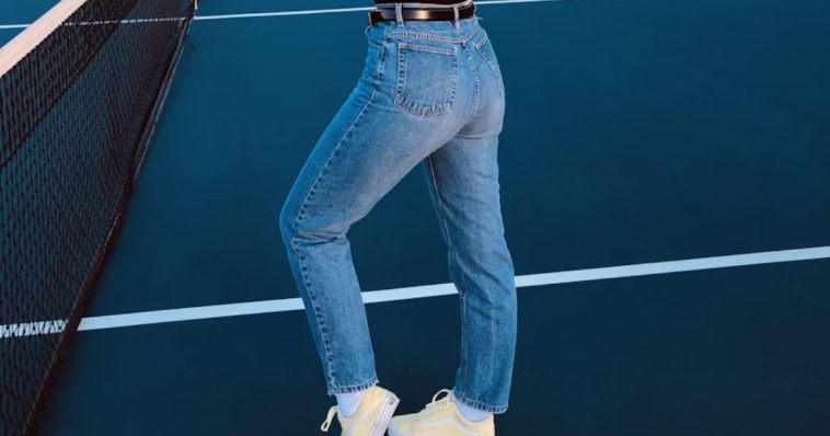 Chic Ways to Style High-Rise Jeans with Cropped Tops 2025